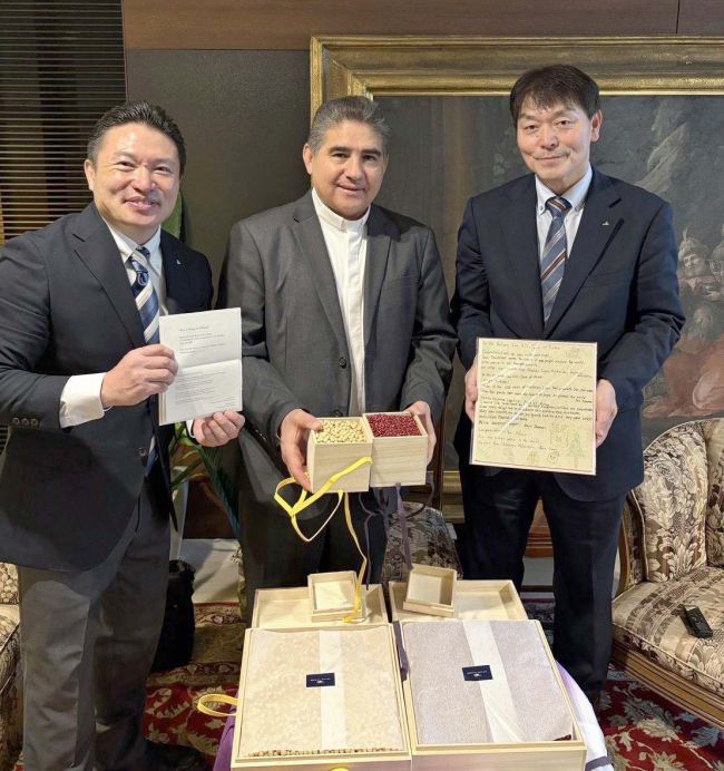ローマ教皇とダライラ・ラマ法王に小豆と大豆を献上　清水
