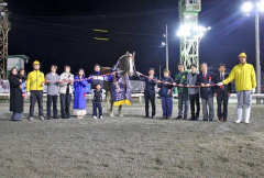 優勝したカフカと関係者ら（ばんえい十勝提供）