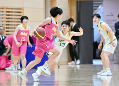 【女子決勝リーグ・札幌山の手―北星学園女子】激しい動きで相手選手に食らいつく札幌山の手の（１３）中道美空（帯広緑園中出）