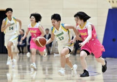 【女子決勝リーグ・札幌山の手―北星学園女子】素早いドリブルで一気に攻め上がる札幌山の手の（１３）中道美空（帯広緑園中出）