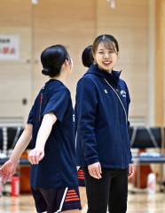 試合前の練習を見守る日本航空北海道の大島ちさとコーチ