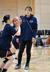 試合前の練習を見守る日本航空北海道の大島ちさとコーチ