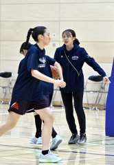 試合前の練習を見守る日本航空北海道の大島ちさとコーチ