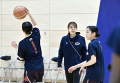 試合前の練習を見守る日本航空北海道の大島ちさとコーチ