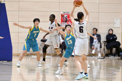 【女子決勝リーグ・札幌山の手―日本航空北海道】守備で相手にプレッシャーをかける札幌山の手の（１３）中道美空（左から３人目、青色ユニホーム）