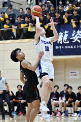 【男子決勝リーグ・東海大札幌―駒大苫小牧】カウンターからシュートを決める東海大札幌の（１８）袴田京介（豊頃中出）