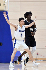 【男子決勝リーグ・東海大札幌―駒大苫小牧】高身長の相手選手をマークする東海大札幌の水戸部佑宇（帯南町中出）