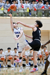 【男子決勝リーグ・東海大札幌―駒大苫小牧】相手選手をかいくぐってシュートを狙う東海大札幌の（１８）袴田京介（左、豊頃中出）