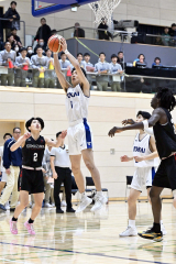 【男子決勝リーグ・東海大札幌―駒大苫小牧】リバウンドを制する東海大札幌の水戸部佑宇（帯広南町中出）