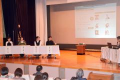 トークセッションに登壇した（左から）田村さん、清田さん、なつみさん、飯島さん