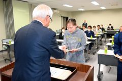 寺井さんら２８人表彰　池田町商工会永年勤続優良従業員 2