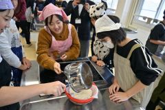 チーズ作りに挑戦する児童ら