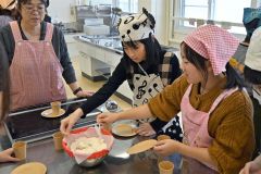 チーズ作りに挑戦する児童ら