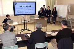 ＳＤＧｓの普及に向けたグッズ案を発表する本別高校生