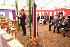 おびひろ動物園に新設される屋内遊戯施設の安全祈願祭で玉串をささげる寄付者の福原さん