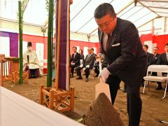 安全祈願祭ですき入れする宮坂社長