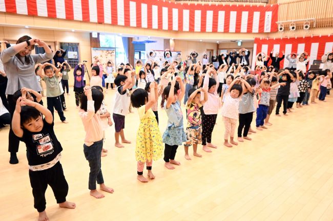 上士幌認定こども園ほろんが１０周年　園児らがほろん体操でお祝い
