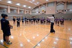 アンダーパスのお手本を子どもたちに見せる新鍋さん