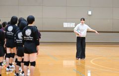 サーブのコツなどをアドバイスする新鍋さん