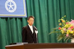 あいさつする渡辺校長