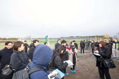 報道陣などに公開した営農型垂直太陽光発電設備（平栗玲香通信員撮影）