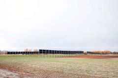 帯広畜産大学に設置された営農型垂直太陽光発電設備（平栗玲香通信員撮影）