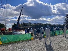 橋りょうの架け替え工事現場を見学する参加者たち（帯広開発建設部提供）