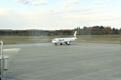 仁川から１３４人を乗せ帯広に到着したエアロＫ