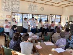 「バラが咲いた」など６曲を合唱し。美しいハーモニーを奏でた