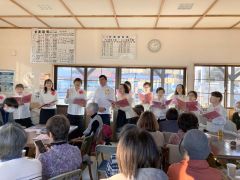 「バラが咲いた」など６曲を合唱し。美しいハーモニーを奏でた
