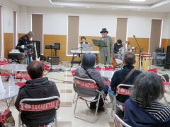 村民バンドの生演奏が１０周年記念の感謝祭を盛り上げた