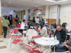 ｍ飲食を楽しむ親子連れなどでにぎわうマナカ