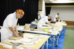 そば打ちを実演する打ち手
