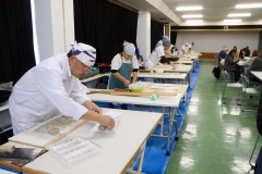 そば打ちを実演する打ち手
