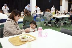 新そばの香りや歯ごたえを楽しむ来場者ら
