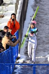 １本目を終え、関係者に笑顔を見せる勢藤優花（金野和彦撮影）