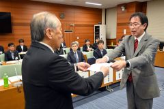 小野町長（左）に第６期町総合計画の後期基本計画案を答申する大平会長（右）