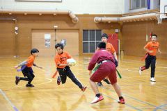 贈られたＴシャツを着て、１２月の大会に向け練習に取り組む団員たち