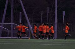 延長６分、決勝ゴールを挙げて喜ぶ帯北高の（６）及川悠磨（左端）