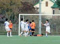 後半１５分に同点ゴールを挙げて喜ぶ帯柏葉高（１０）山口千翔