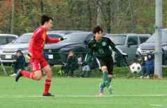 【Ａブロック決勝・帯緑陽高―釧路湖陵高】帯緑陽高は前半２５分、早川主税（右）のゴールで２―０とリードを広げる