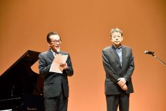 実行委員長を務めた藤嘉行監督（右）。左はあいさつする喜井知巳町長