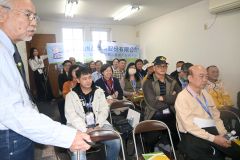 台湾の訪問団にＨＡＣＣＰ取得の意義などを説明する堀江氏（左）