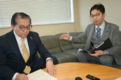 会見に臨む大和田会長と木幡幹事長（右から）