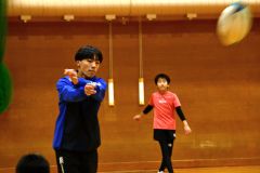 パス練習に励む越谷唯斗