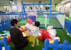 キッズランドＵＳ厚別店。スポーツやブロック、セルフ写真館、カラオケなど多彩なコーナーがある