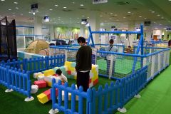 キッズランドＵＳ厚別店。ダイナミックに遊べる大型遊具をはじめ、ブロックやままごとなどさまざまなコーナーを用意