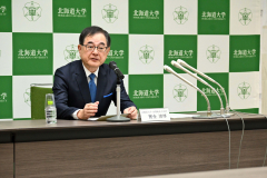 会見する寶金総長