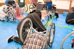 車椅子を点検するボランティアスタッフら