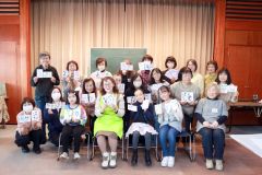 完成した作品を手にする参加者らと竹田さん（最前列左から２人目）